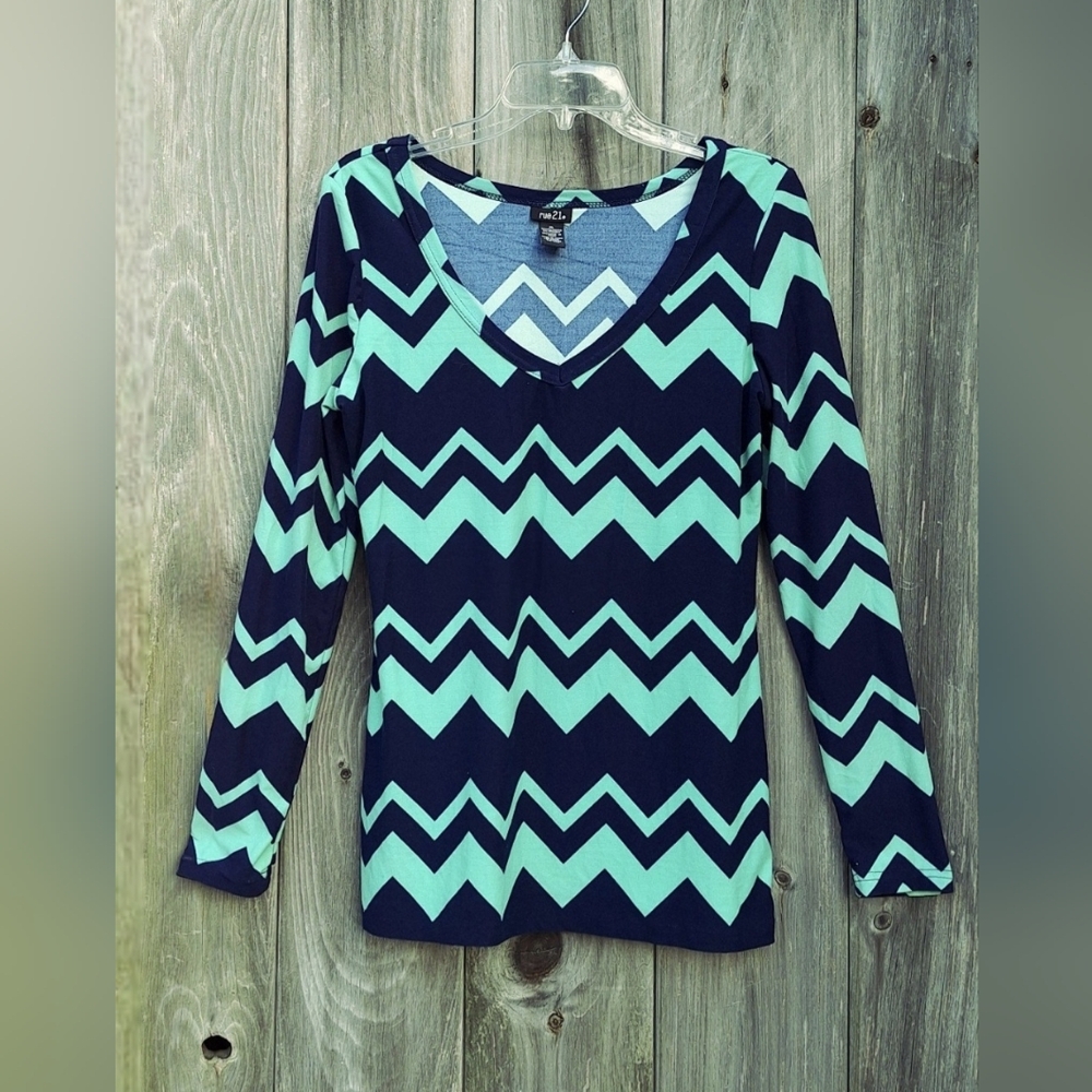 'Rue 21' chevron print, navy blue & green turquoise long sleeve v-neck Sz. XL